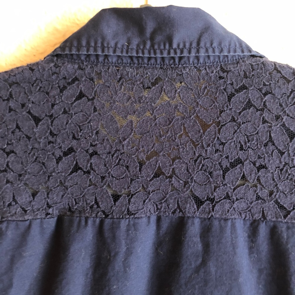 ⭐️ Button Up W/ Lace - Picture 3 of 4